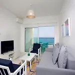 On The Penthouse By Trulycyprus Apartamento *